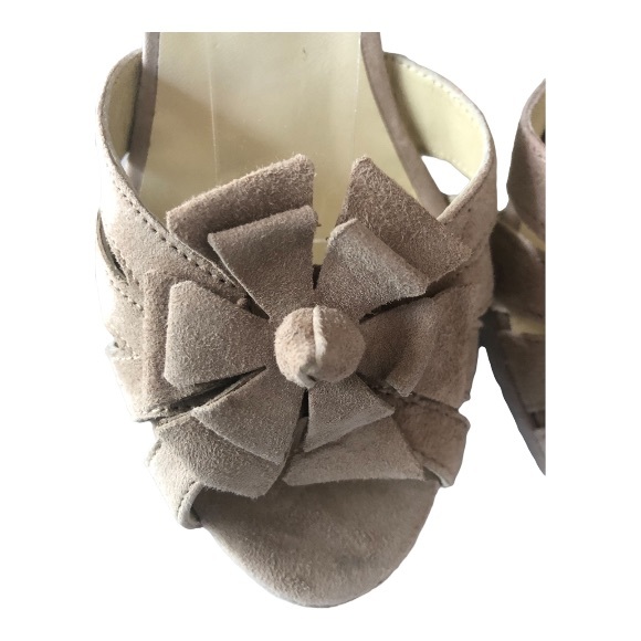 Gorgeous Osvaldo Rossi Nude Suede Flower Detail Ankle Strap Heels - Picture 2 of 5